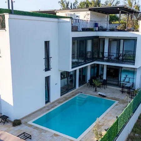 Luxe Waters Retreat Villa *