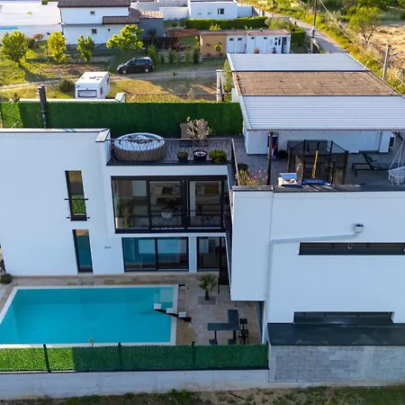 Luxe Waters Retreat Villa *